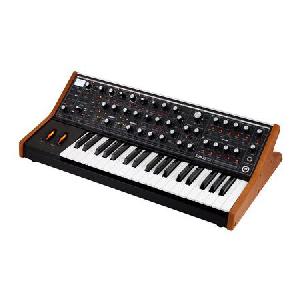 MOOG SUB 37 TRIBUTE EDITION SINTETIZADOR